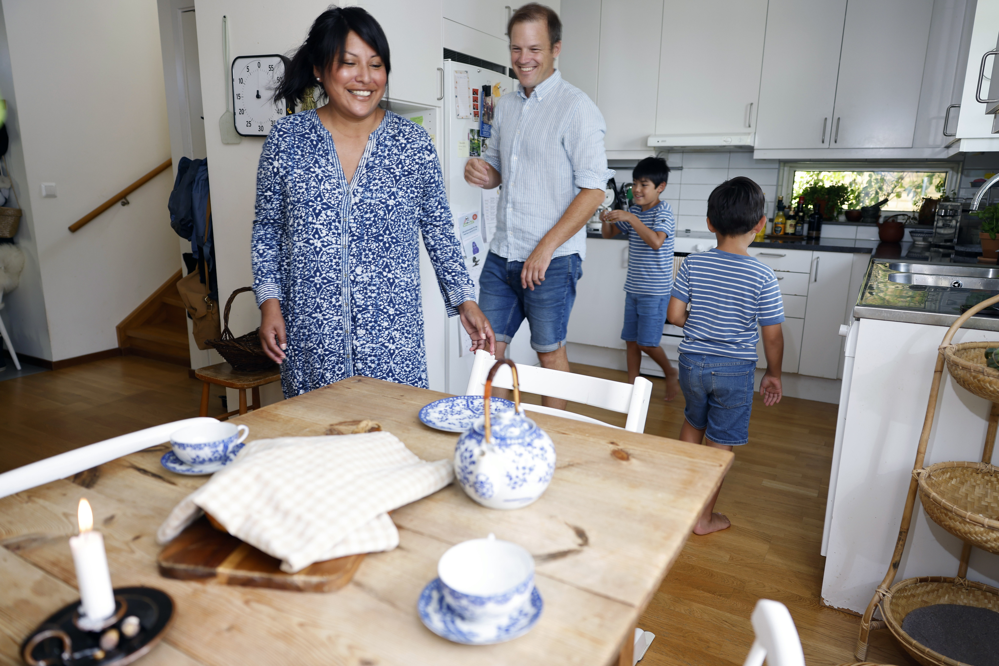 Familj i köket. Fotograf Peter Kroon