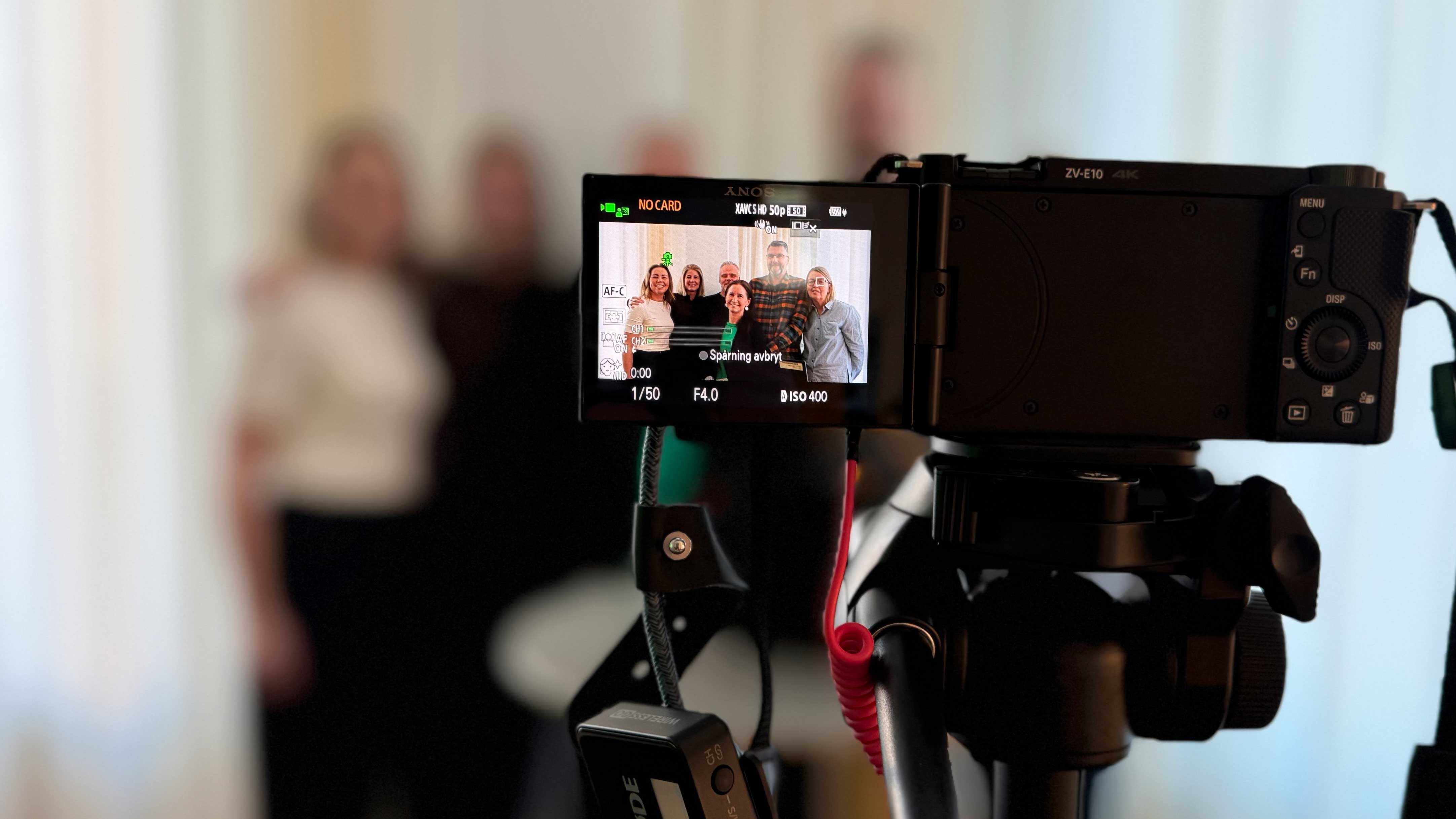 Bild på en kameras skärm där man ser en att gruppbild ska tas. 