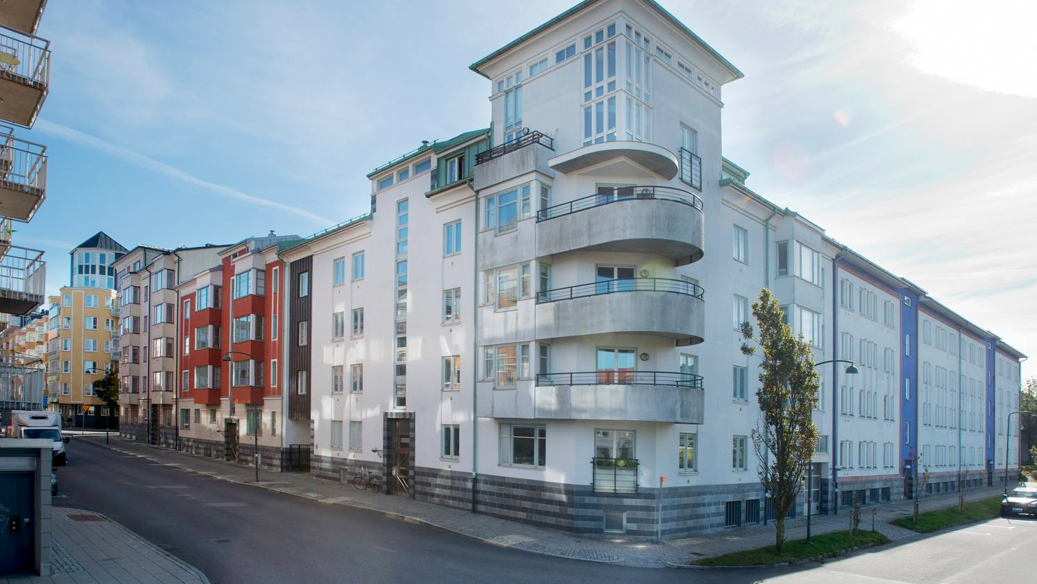 exeteriören av huset för seniorboendet Russinet. Det visar hur huset ligger i ett gathörn. Vit fasa