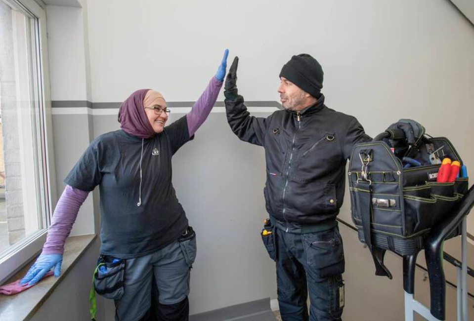 Glada annställda som gör high five