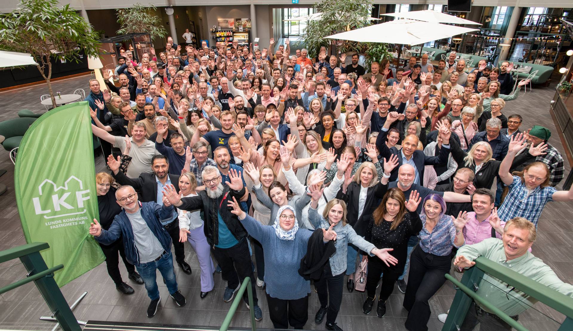 Gruppbild på all LKFs personal med händerna upp i luften.