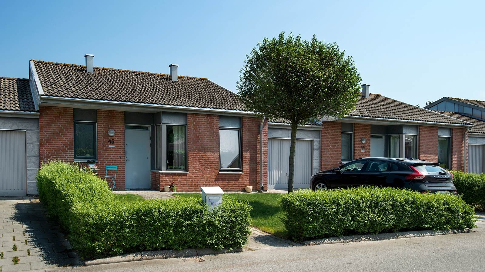 Radhus med grönt runtomkring