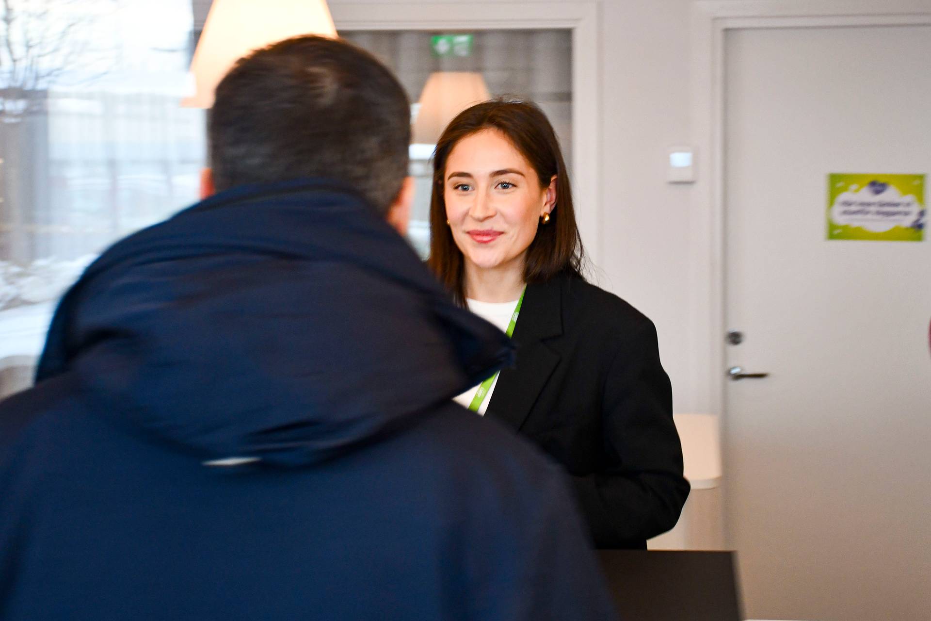 En uthyrare i samtal med en hyresgäst som står med ryggen mot kameran.