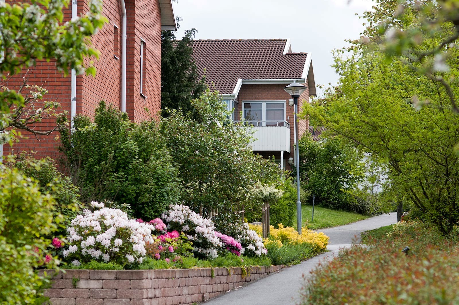 En fastighet med rabatt framför